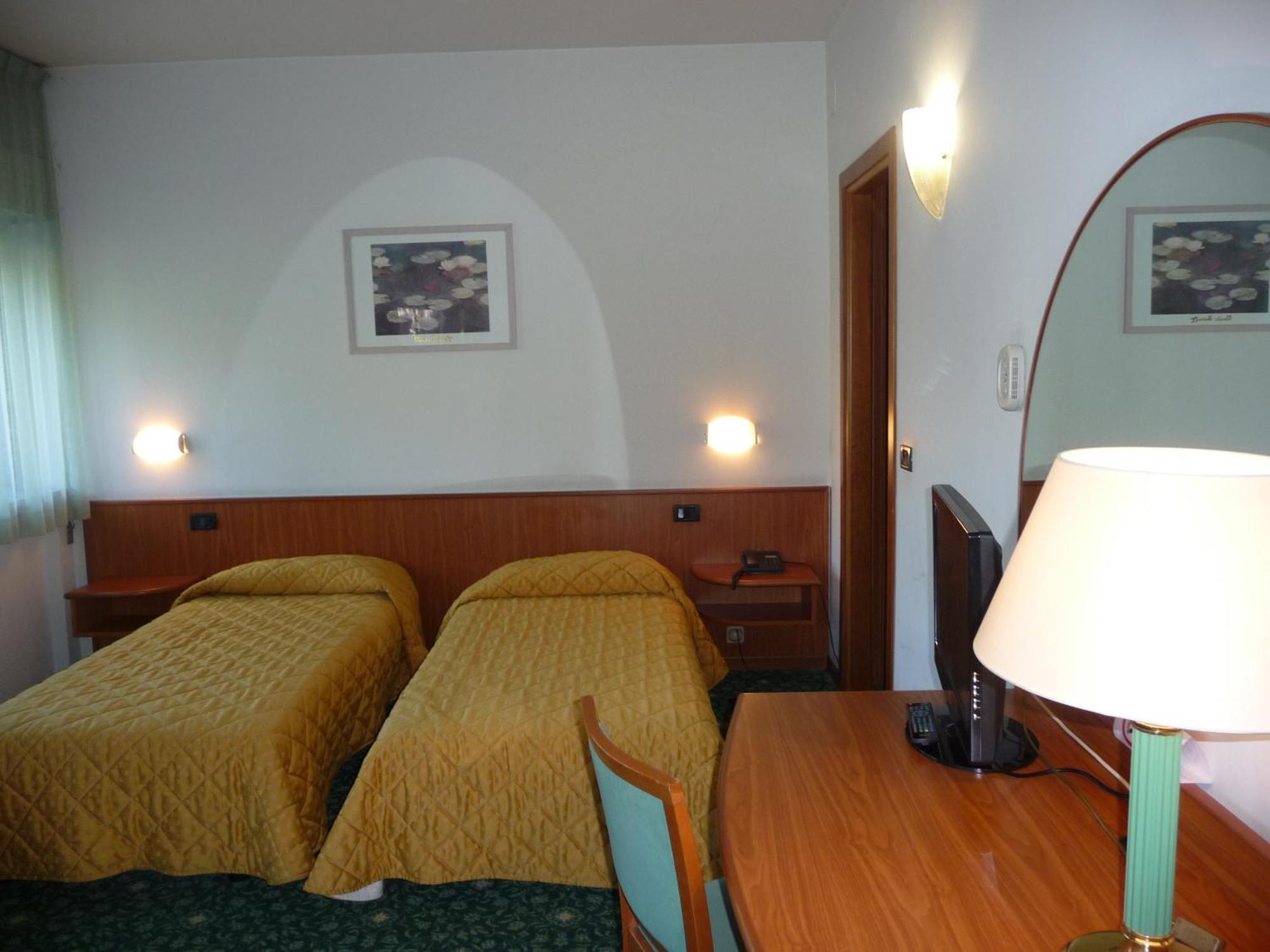 Hotel Cristallo Ούντινε Εξωτερικό φωτογραφία