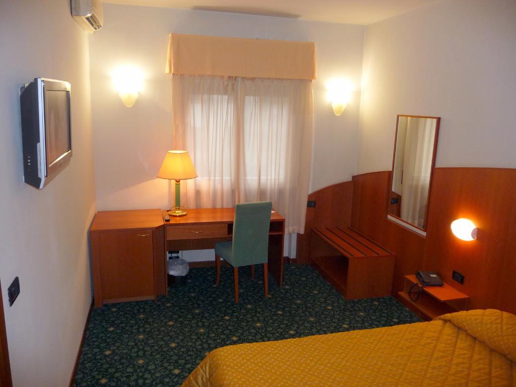 Hotel Cristallo Ούντινε Εξωτερικό φωτογραφία