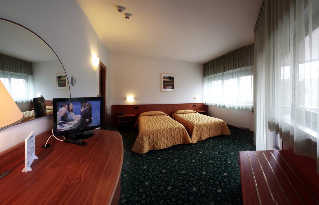 Hotel Cristallo Ούντινε Εξωτερικό φωτογραφία